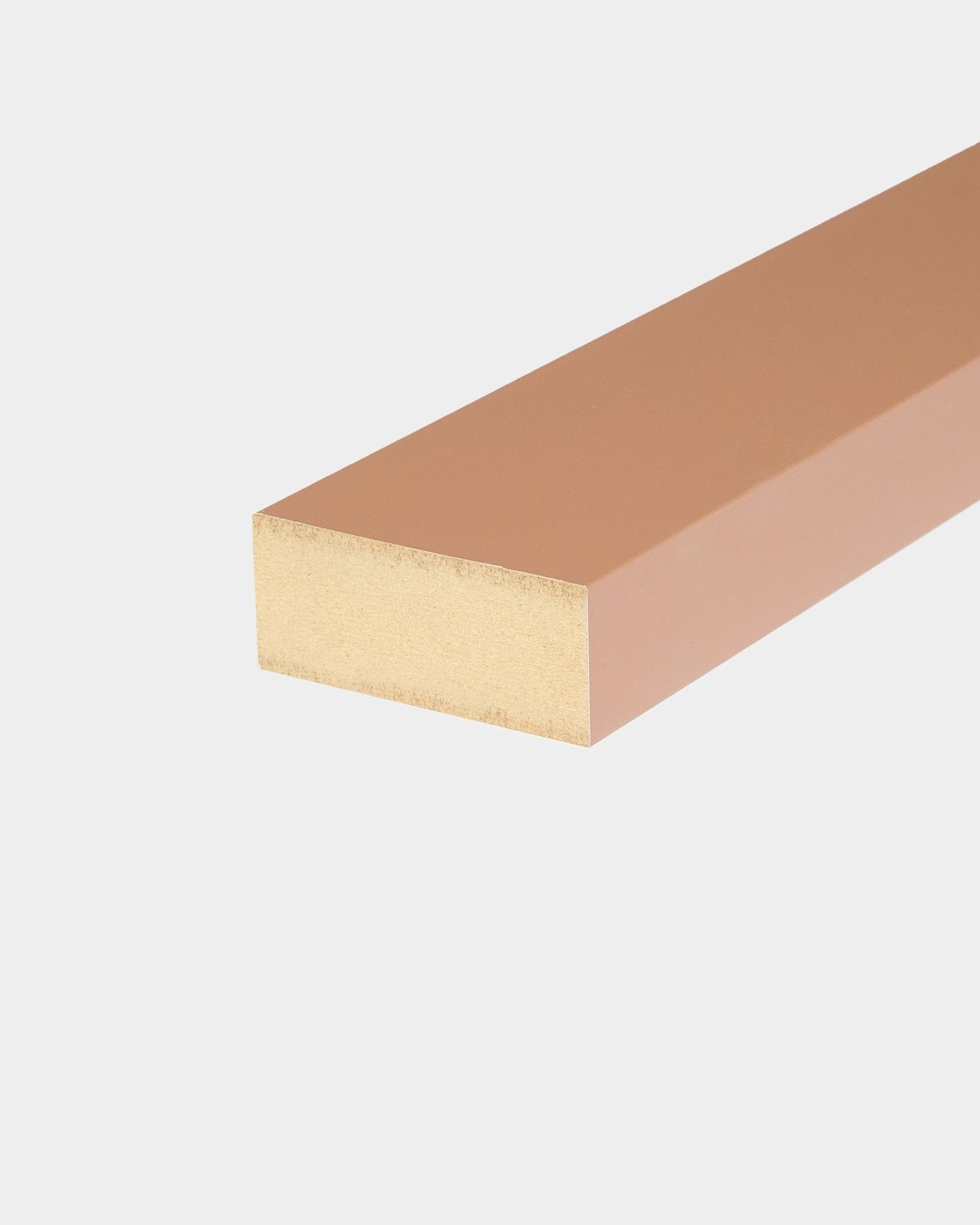 WoodUpp End Lamella Clay (6.7 cm) Akustikpaneel Zubehör mit glatter Oberfläche, entwickelt für einen MDF-Rahmen oder die Installation von Akupanel, dargestellt vor weißem Hintergrund.